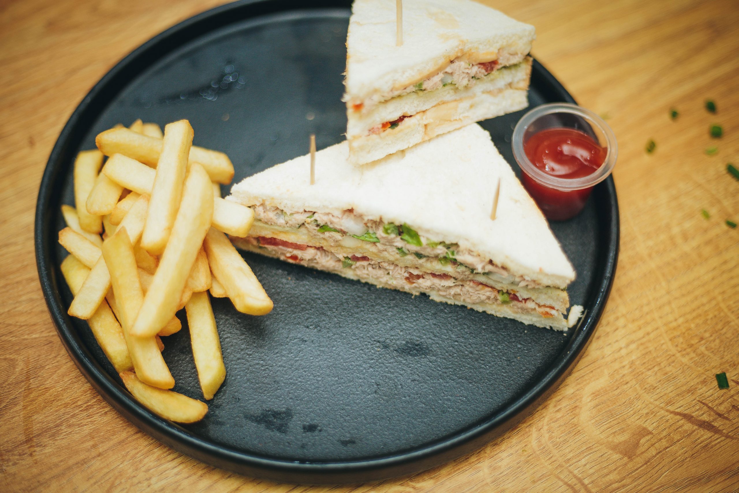 CLUB SANDWICH (With Fries)